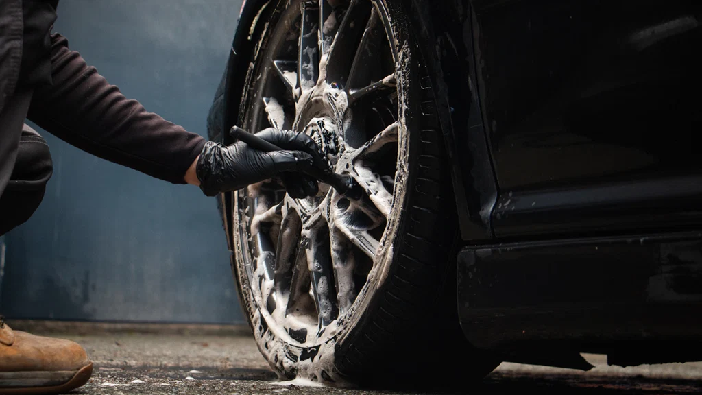 Foaming and deep cleaning an alloy wheel